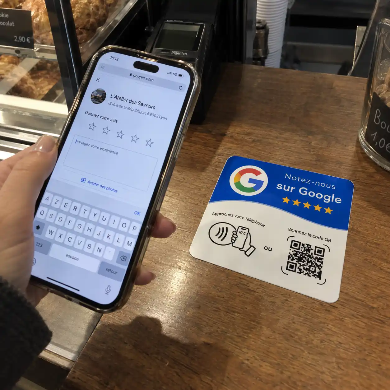 Client laissant un avis Google sur smartphone après un tap NFC sur la carte