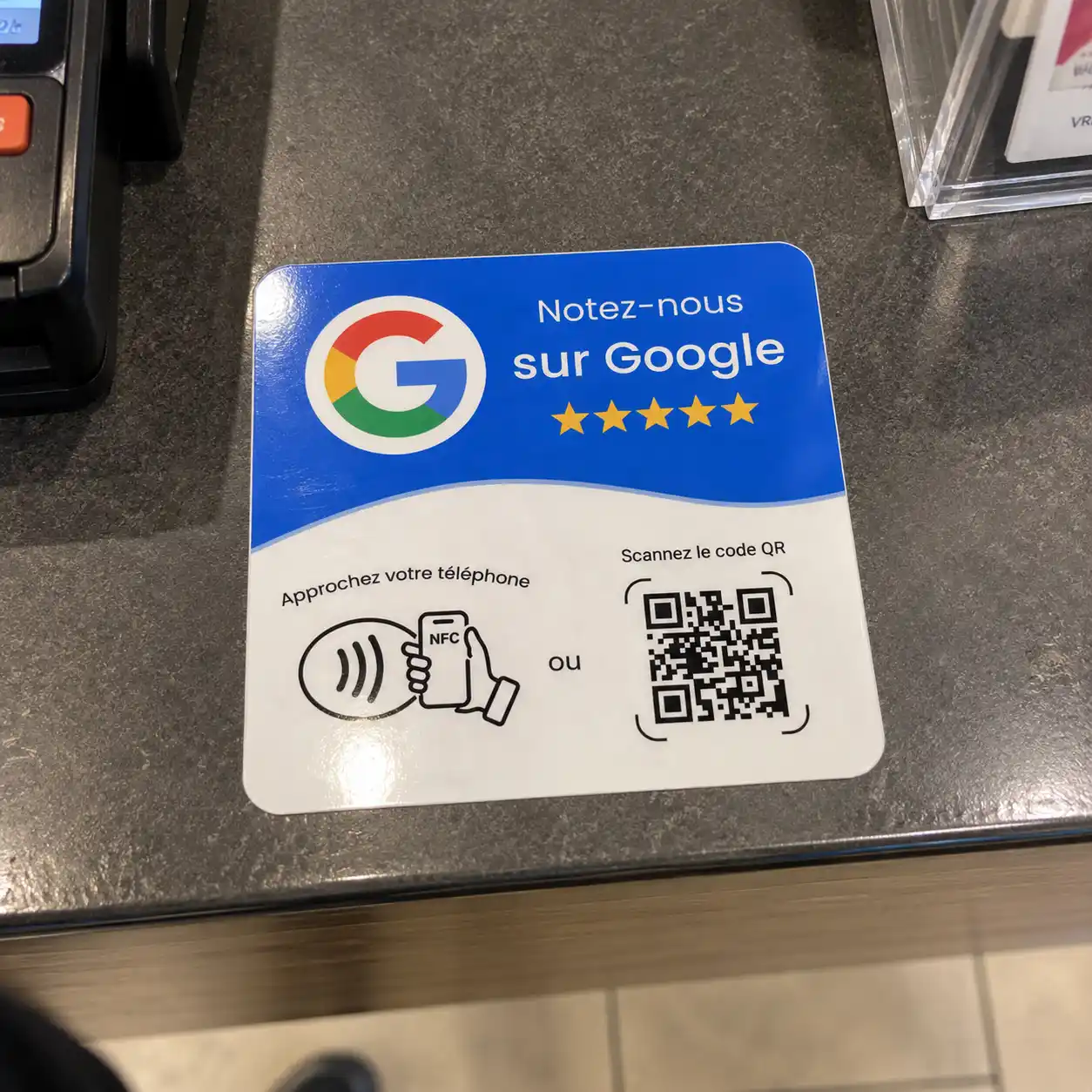 Carte avis Google NFC et QR posée sur le comptoir d'un commerce